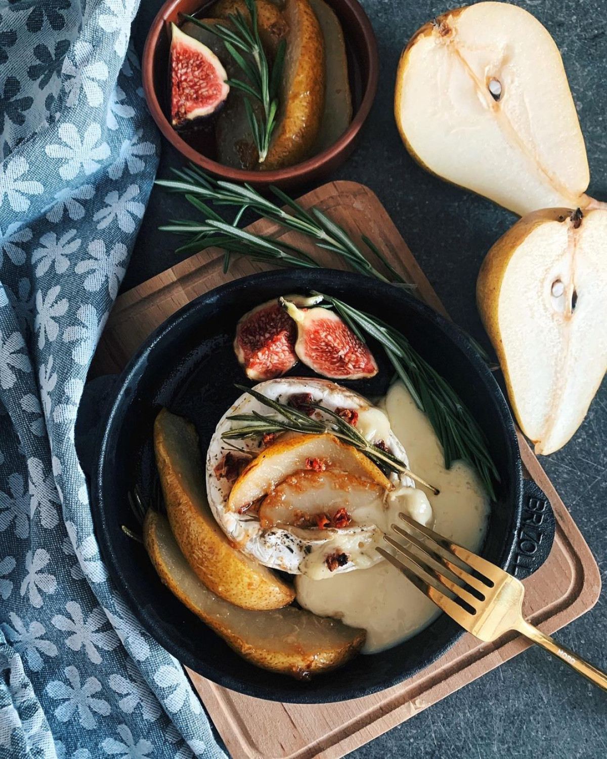 Як запекти сир камамбер з грушею0