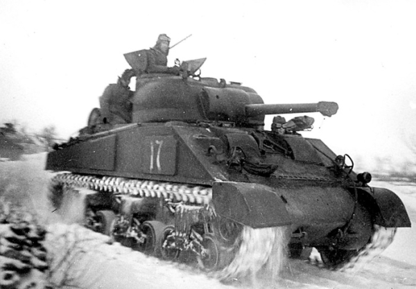 Механічна трансмісія Sherman знаходилася у передній частині танка Механическая трансмиссия Sherman находилась в передней части танка