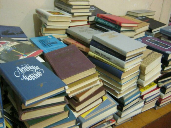 Старі книги можна також продати. Старые книги также можно продать.