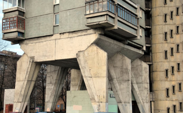 Подібне рішення аж ніяк не унікальне. Подобное решение отнюдь не уникально.