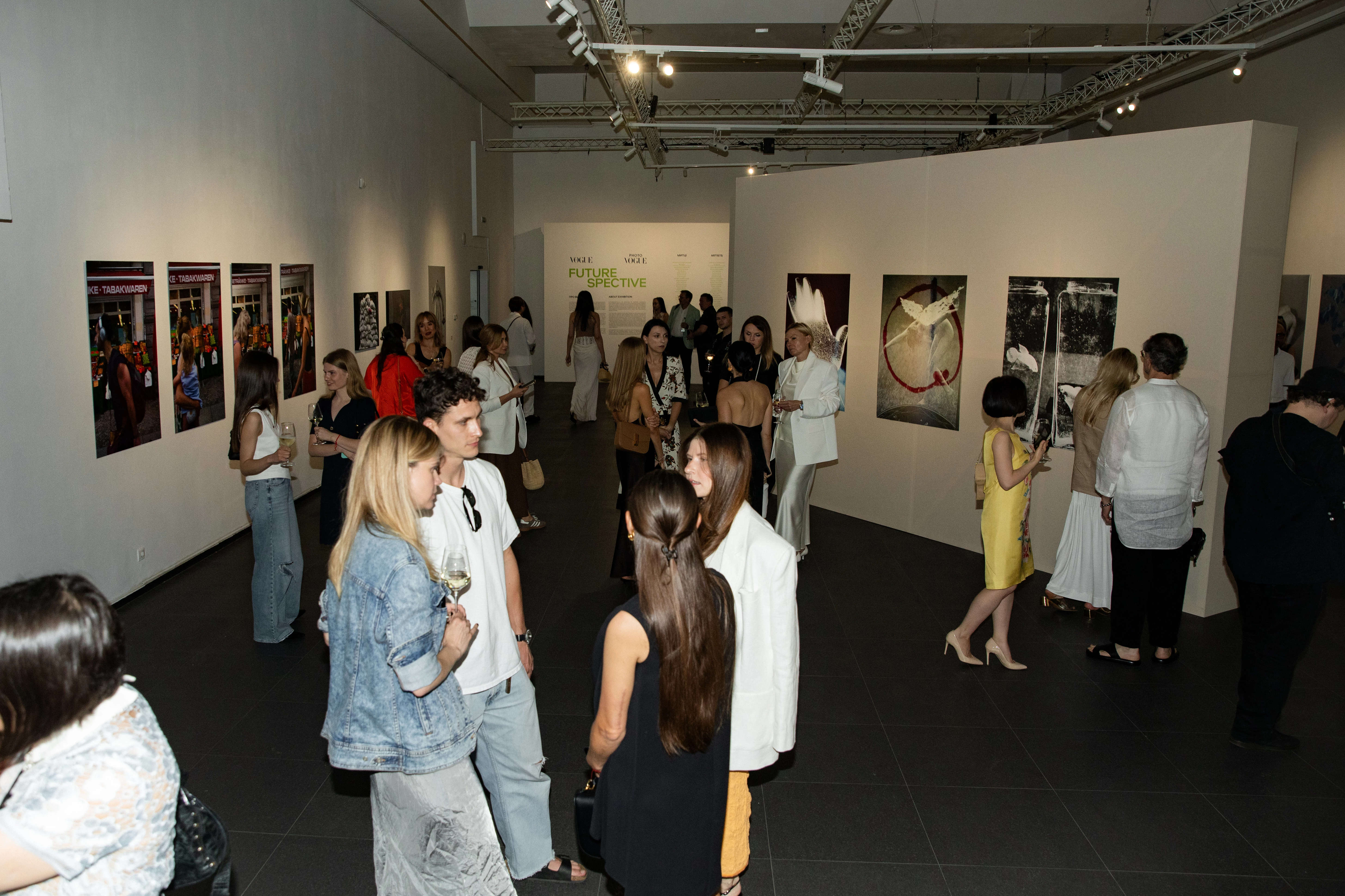 Український Vogue відкрив масштабну виставку сучасної фотографії FUTURESPECTIVE240