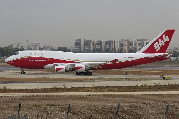 Boeing 747 Supertanker могут доставлять до 74 тыс. литров воды