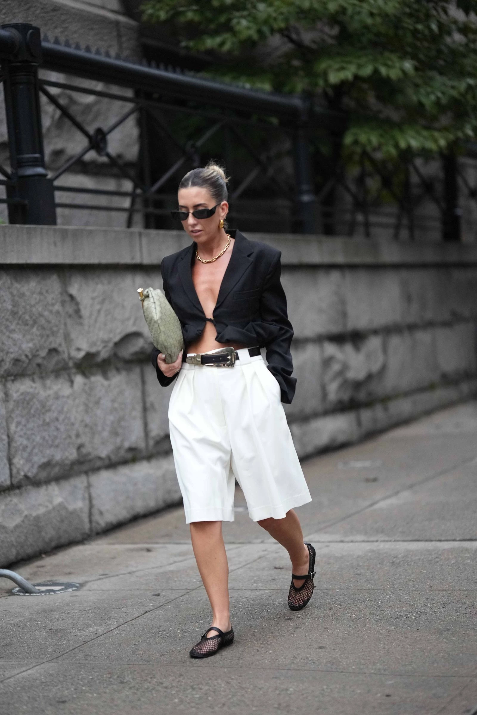 Streetstyle: 5 способів носити балетки із сітки цього літа0