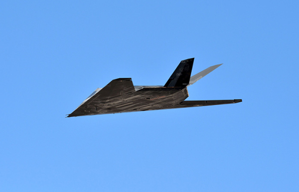 F-117 був добре видно днем. F-117 был отлично виден днём.