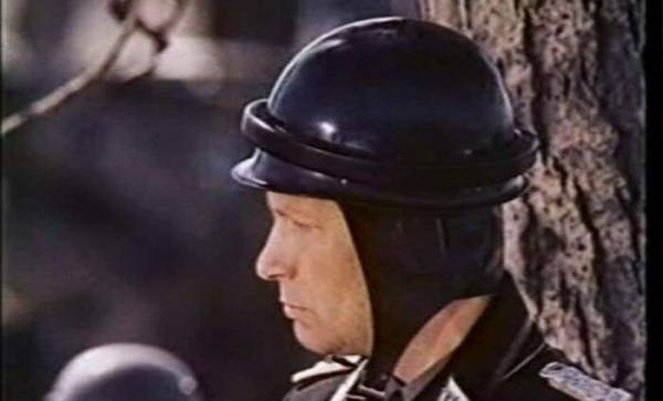А ось це не німецька, а італійська шолом. А вот это не немецкий, а итальянский шлем.