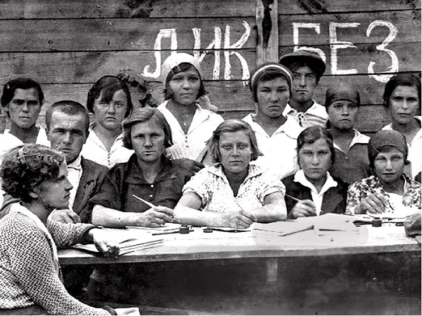 Освіта від початку була однією з головних програм більшовиків. Образование с самого начала было одной из главных программ большевиков.