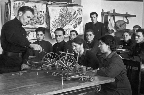 У 1940 році владі знадобилося якнайбільше простих роботяг. В 1940 году власти понадобилось как можно больше простых работяг.