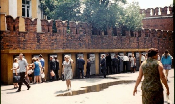 Уявити радянську вулицю без вендінгового апарату було неможливо. Представить советскую улицу без вендингового аппарата было невозможно.