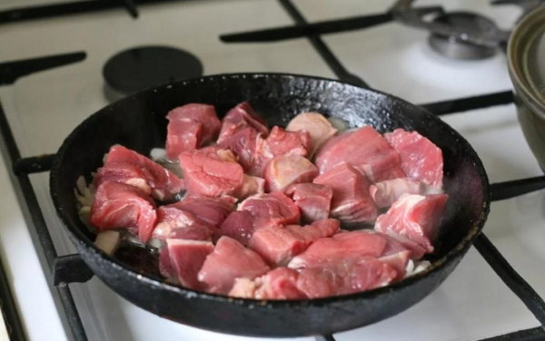 Кладіть м'ясо на гарячу сковороду, що не димить. Кладите мясо на горячую, но не дымящую сковороду
