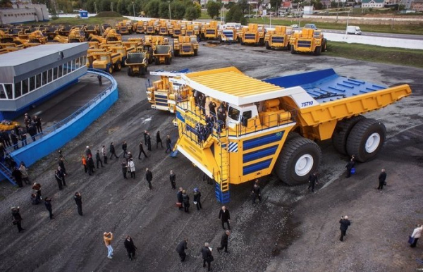 Найбільший у світі самоскид. Самый большой в мире самосвал.