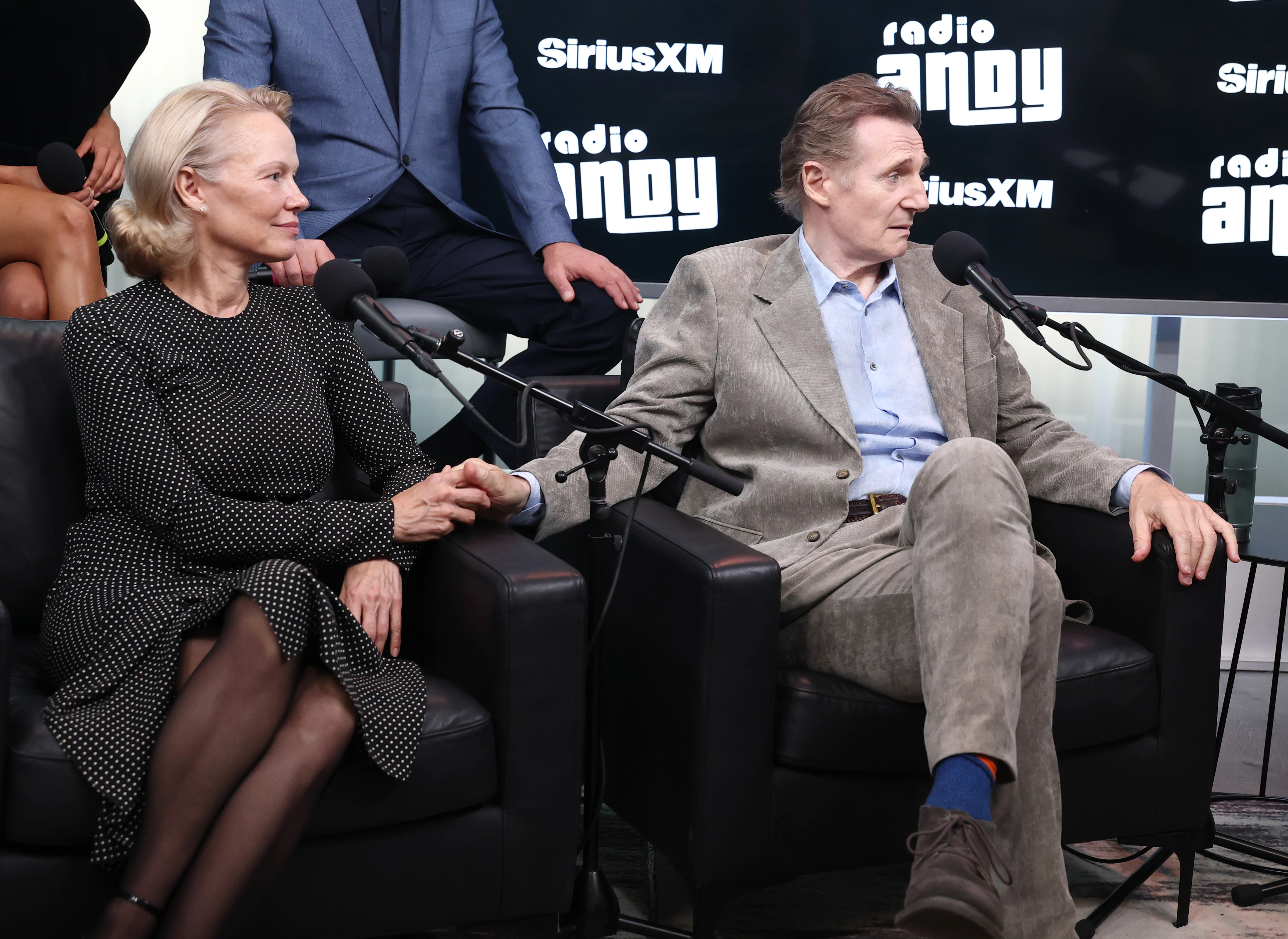Памела Андерсон і Ліам Нісон на шоу SiriusXM’s Town Hall2