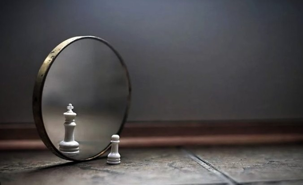 Занадто чуттєве сприйняття світу може заважати тверезо оцінювати ситуації. Чересчур чувственное восприятие мира может мешать здраво оценивать ситуации.