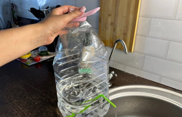Саморобний мийник незамінний на природі. Самодельный рукомойник незаменим на природе.