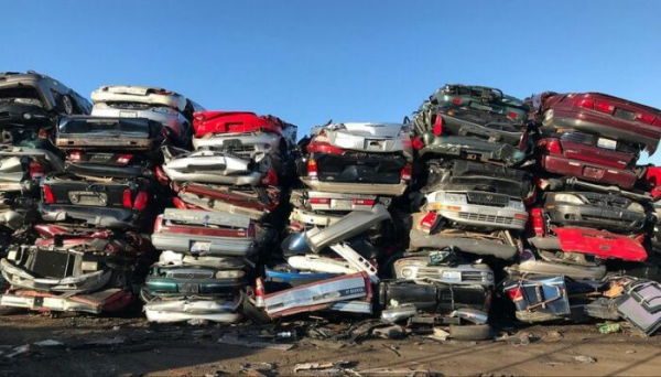 У США викидають безліч автомобілів. В США выбрасывают уйму автомобилей.