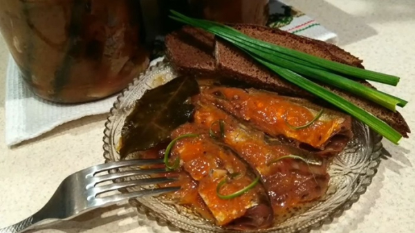 Рыбка из консервы с хлебом - самый простой вариант перекуса.