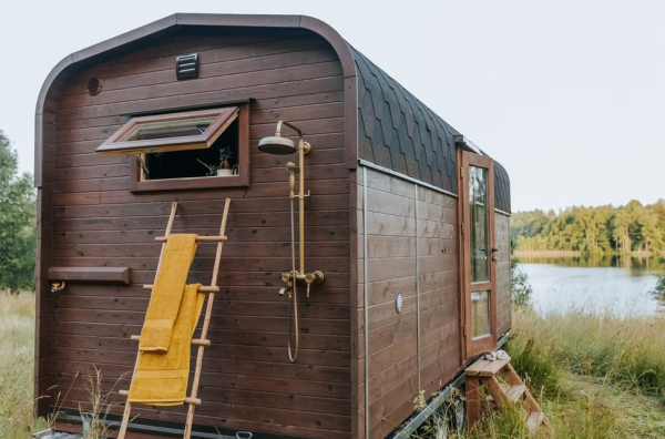 З торця будиночка встановлений літній душ (Nature Pod). С торца домика установлен летний душ (Nature Pod).