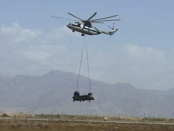Мі-26 несе важкий вантаж Ми-26 несет тяжелый груз
