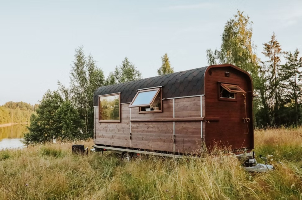 Затишний будиночок Nature Pod збудований із термодеревини. Уютный домик Nature Pod построен из термодревесины.