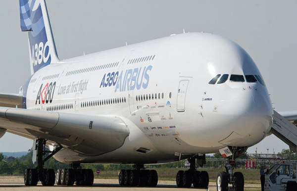 Новенький Airbus A380 стоит 400-600 миллионов долларов.