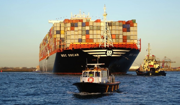 MSC Oscar має завдовжки близько 395 метрів MSC Oscar имеет в длину около 395 метров