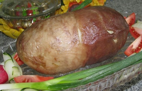 Ковбык готовится из свиного желудка, печени, сердца и даже мозгов. 