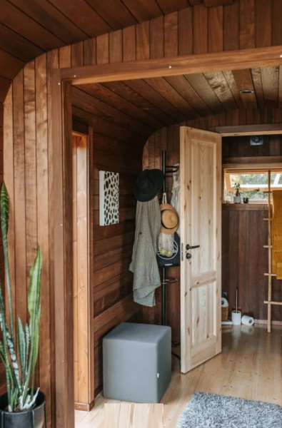 Куток передпокою у мініатюрному будиночку Nature Pod. Уголок прихожей в миниатюрном домике Nature Pod.