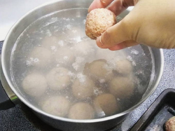 Фрікадельки потрібно класти у холодну воду Фрикадельки нужно класть в холодную воду