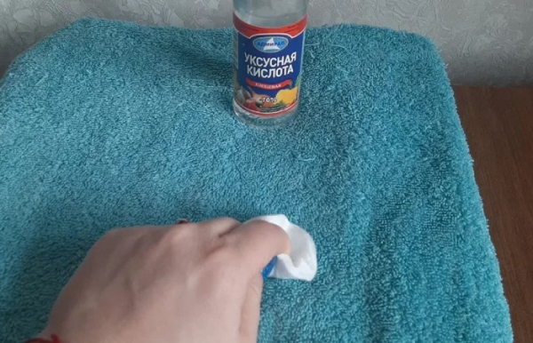 Слайм легко оттереть уксусом.