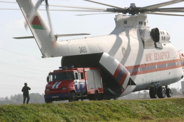 Пожежна машина, що виїжджає з надр Мі-26 Пожарная машина, выезжающая из недр Ми-26