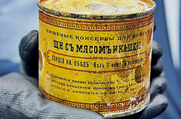 Інструкції на консервах наказували солдатам розігрівати їжу на вогні, бо більше не було де. Инструкции на консервах предписывали солдатам разогревать еду на огне, потому что больше негде было.