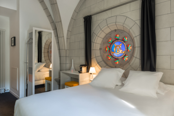 Sozo Hotel розташований у середньовічній церкві. Sozo Hotel, расположенный в средневековой церкви.