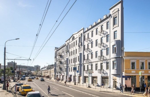 Знаменитий плоский будинок столиці. Знаменитое плоское здание столицы.