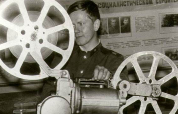 Кіномеханік міг визначити збій у темряві за звуком. Киномеханик мог определить сбой в темноте по звуку.