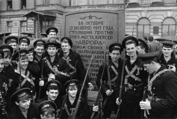 По суті, це імпровізований патронташ. По сути это импровизированный патронташ.