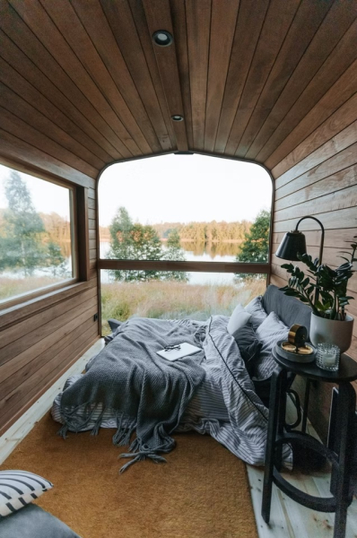 Вночі вітальня перетворюється на затишну спальню (Nature Pod). Ночью гостиная превращается в уютную спальню (Nature Pod).