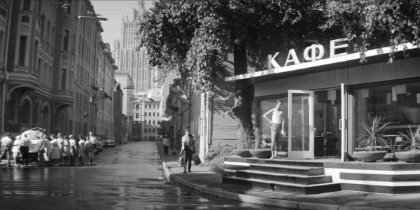 Кадр из фильма «Я шагаю по Москве»