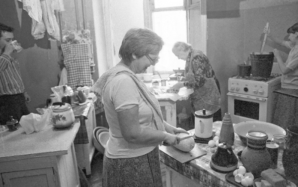 Продукти були у дефіциті, доводилося готувати з того, що було у холодильнику Продукты были в дефиците, приходилось готовить из того, что было в холодильнике
