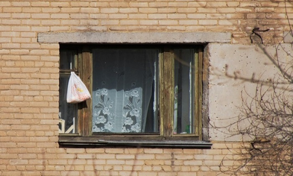 ÐŸÑ€Ð¾Ð´ÑƒÐºÑ‚Ñ‹ Ð² Ð¿Ð°ÐºÐµÑ‚Ðµ Ð²Ñ‹Ð²ÐµÑˆÐ¸Ð²Ð°Ð»Ð¸ Ð·Ð° Ð¾ÐºÐ½Ð¾