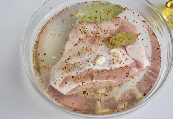 Замочіть м'ясо в розсолі на ніч Замочите мясо в рассоле на ночь