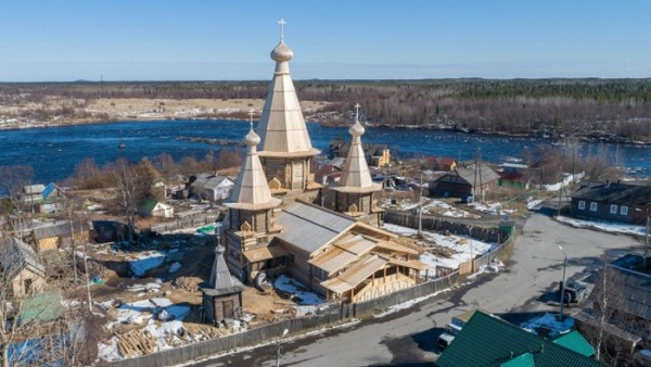 Не дуже великий, але давній. Не очень большой, но древний.