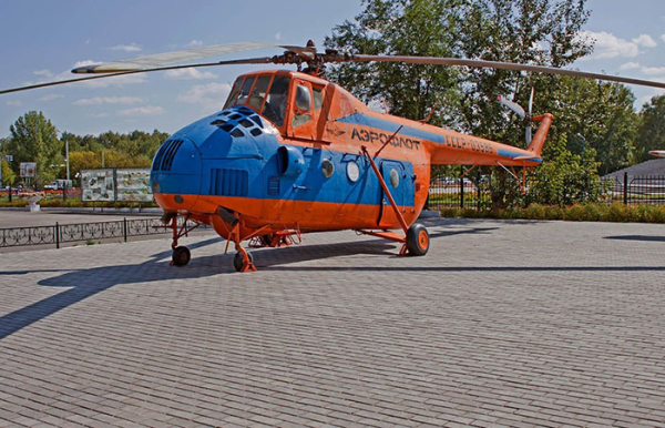 Мі-4 з металевими лопатями. Ми-4 с металлическими лопастями.