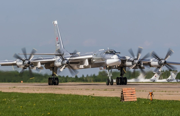 Бомбардувальник Ту-95. Бомбардировщик Ту-95.