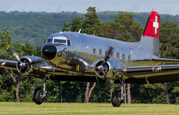 Старый Douglas DC-3.