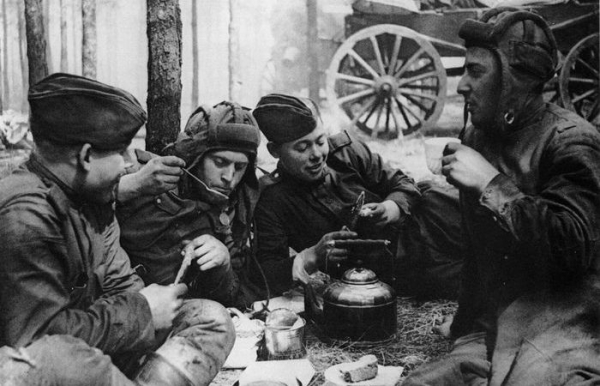 Бійці іронічно прозвали тушонку Другим фронтом. Бойцы иронично прозвали тушёнку Вторым фронтом.
