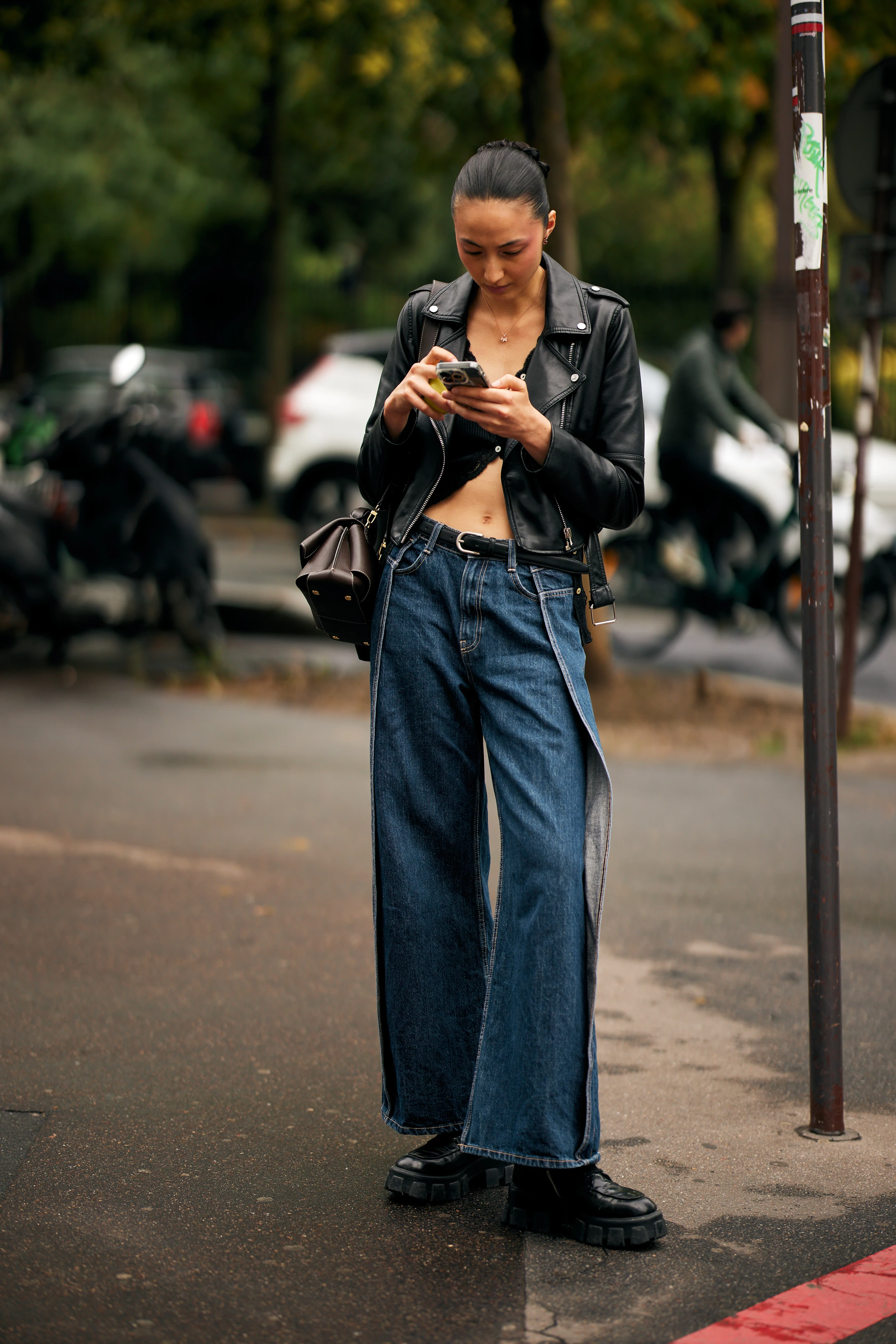 Streetstyle: з чим носити широкі джинси цієї осені13