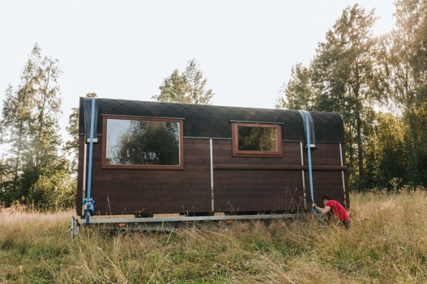 Nature Pod може стати мобільним, якщо встановити його на трейлерний причіп. Nature Pod может стать и мобильным, если установить его на трейлерный прицеп.