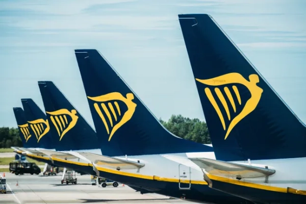 Ряд літаків Ryanair припаркованих на злітній смузі в аеропорту Станстед, Лондон.