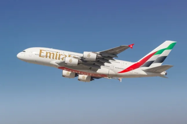 Літак Airbus A380-800 авіакомпанії Emirates в аеропорту Дубая (DXB) в Об'єднаних Арабських Еміратах.