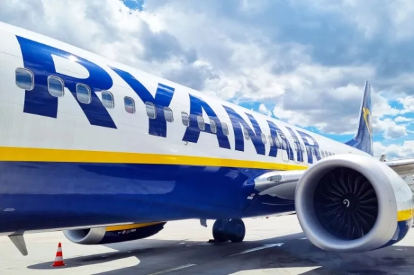 Вроцлав, Польща, 18 червня 2024 року: Літак Ryanair припаркований на злітній смузі з видимим реактивним двигуном та брендингом на тлі частково хмарного блакитного неба. ; Shutterstock ID 2500677509; замовлення_на_продаж: -; завдання: -; клієнт: -; інше: -