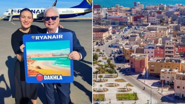 Двоє людей позують із знаком Ryanair на злітній смузі аеропорту, поруч із видом на місто Дахла.